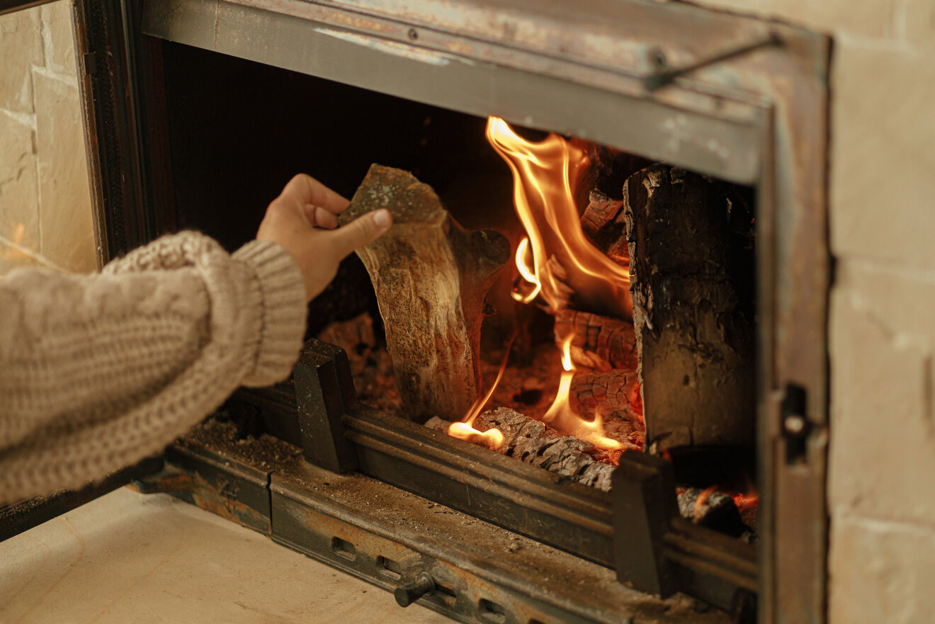 Kaminfeuer. Foto: AdobeStock, sonyachny Feuer, Kamin, Holz