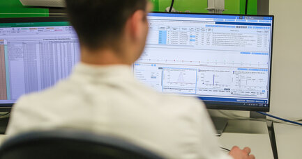 Mitarbeiter sitzt vor einem Computer