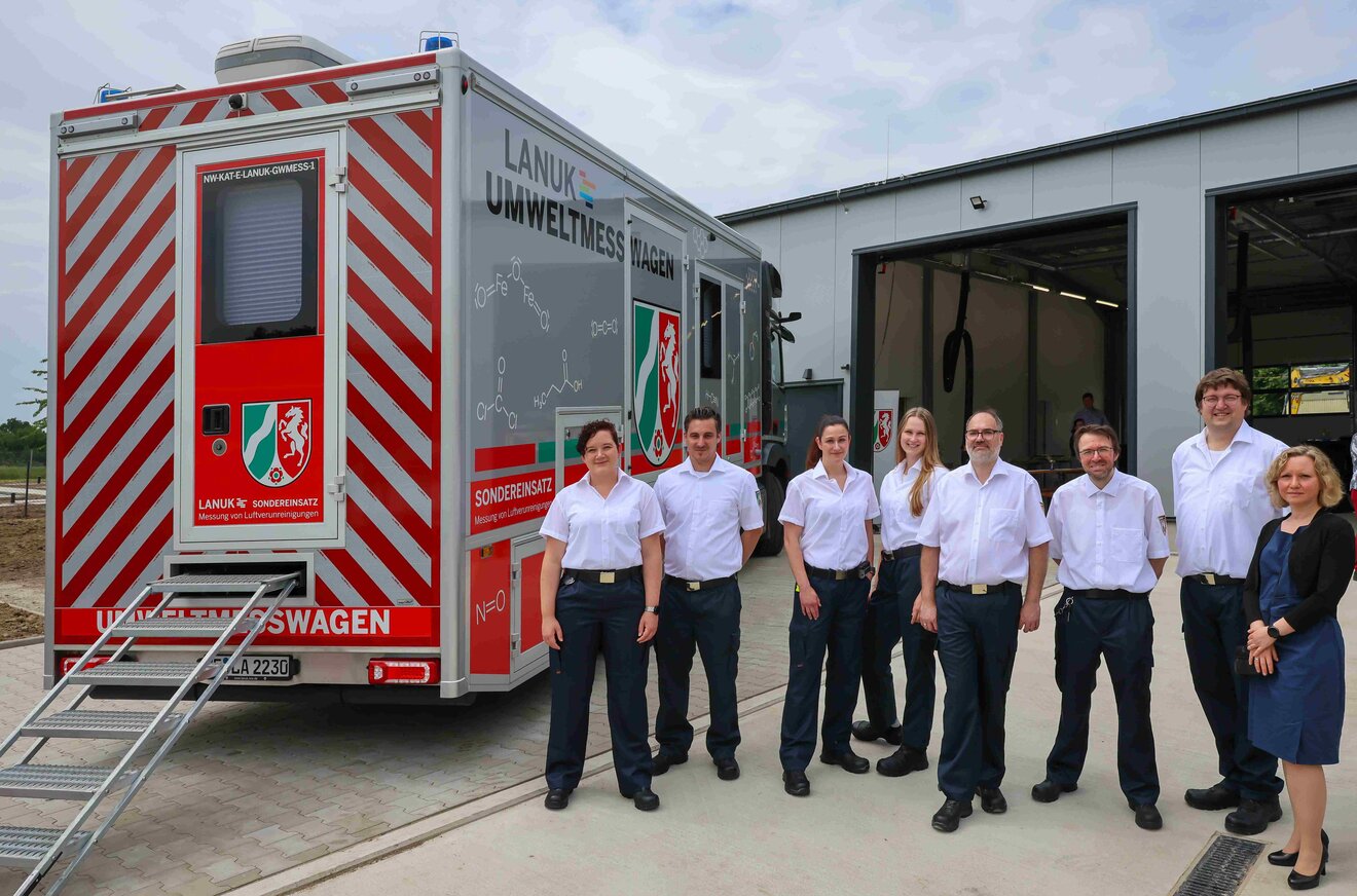 Das Team des Sondereinsatzes, steht vor der neuen Fahrzeughalle. Foto: LANUK Fahrzeug, Sondereinsatz, Halle