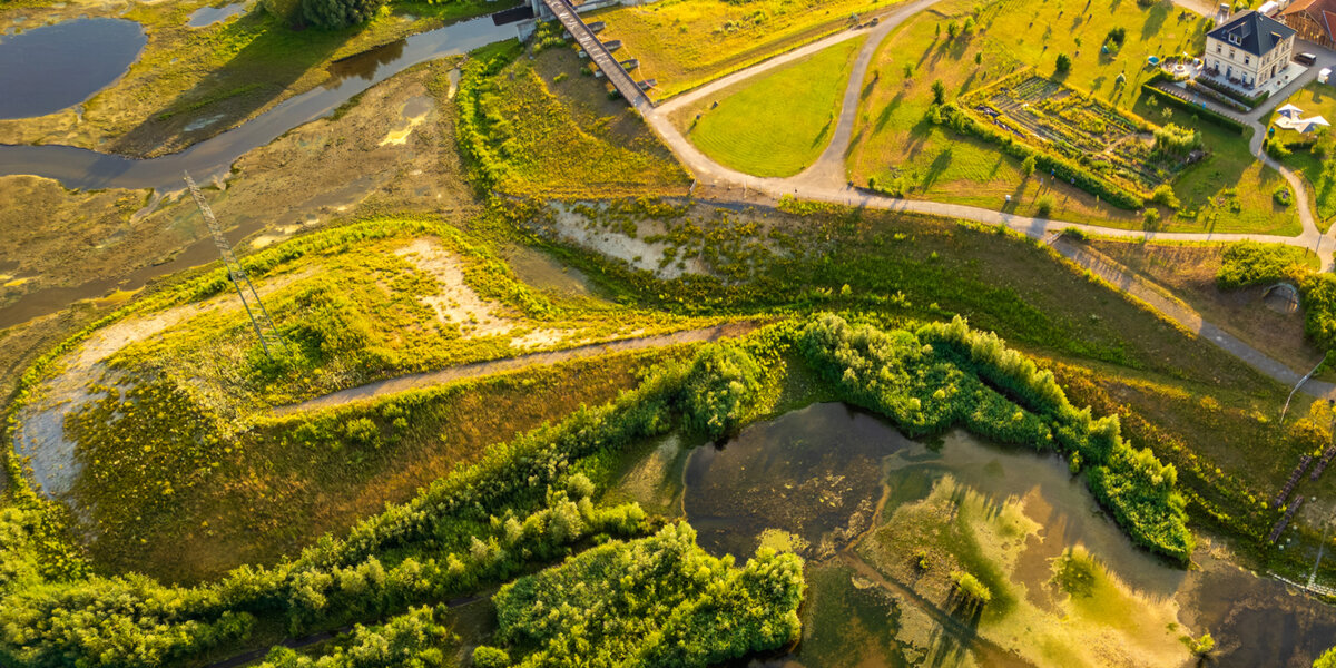 Das naturbasierte Hochwasserrückhaltebecken „Emscher-Auen“ aus der Vogelperspektive..