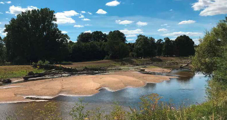 Die Ems in Greven bei Niedrigwasser, Sommer 2022.